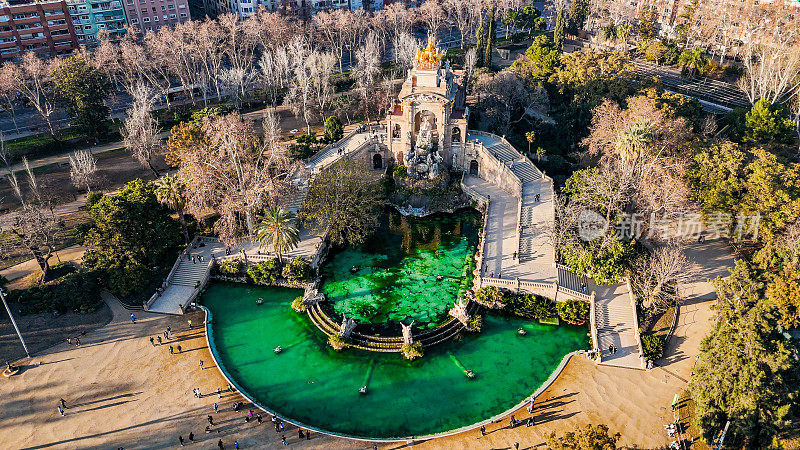 鸟瞰巴塞罗那的Carro de la Aurora喷泉，位于瀑布喷泉顶部的Quadriga del 'Aurora喷泉，Ciutadella公园喷泉，索尼娅Rescalvo Zafra广场。节公园。西班牙巴塞罗那。海王星。维纳斯的圈套